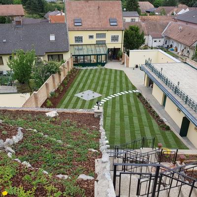 verschiedene Steinarbeiten in fertig angelegtem Garten